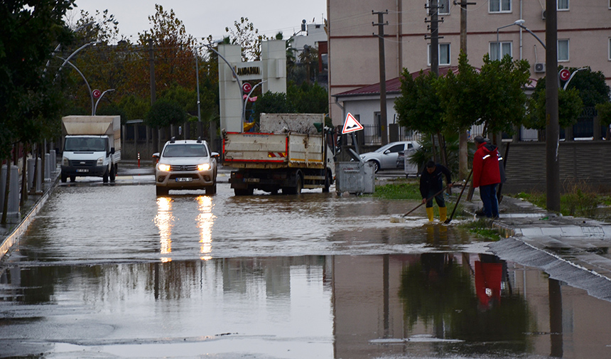 antalyada-kuvvetli-yagis-evlerin-bahceleri-ile-seralari-su-basti_2592_dhaphoto2