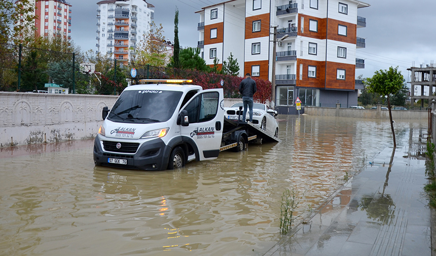 antalyada-kuvvetli-yagis-evlerin-bahceleri-ile-seralari-su-basti_2592_dhaphoto6