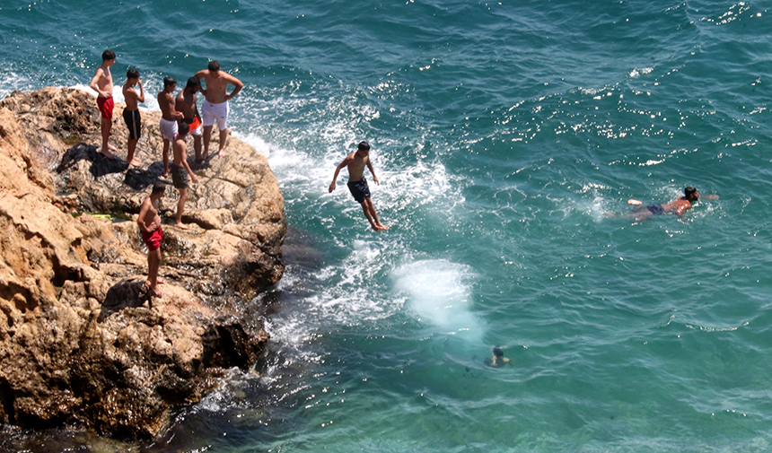 Antalya'da Kurban Bayramı Tatilinin Son Gününde Konyaaltı Sahili Doldu (1)