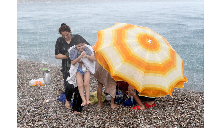 Antalya'da Sıcaktan Bunalanlar Denizde Yağmura Yakalandı (4)