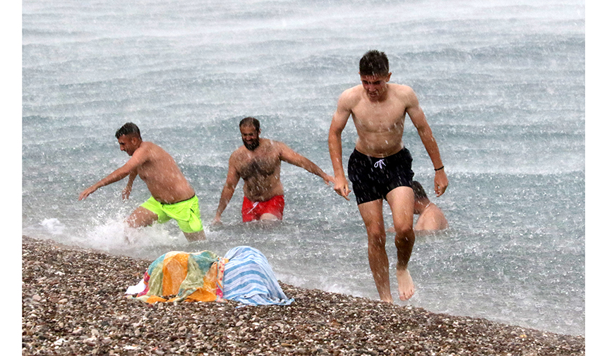 Antalya'da Sıcaktan Bunalanlar Denizde Yağmura Yakalandı (5)