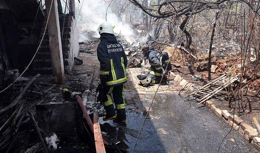 Otluk Ve Çalılık Alanda Başlayan Yangın Evi Küle Döndürdü (5)