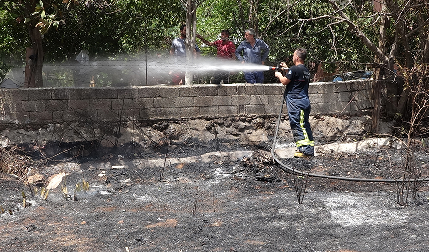 Otluk Ve Çalılık Alanda Başlayan Yangın Evi Küle Döndürdü (6)