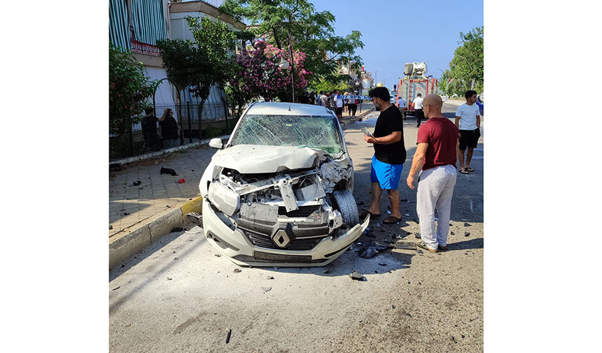 Otomobil Direğe Ve Araçlara Çarpıp Takla Attı (1)