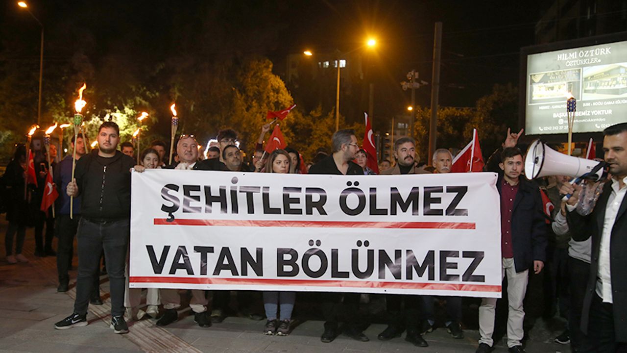 Antalya'da "Şehitlere Saygı" Yürüyüşü Düzenlendi