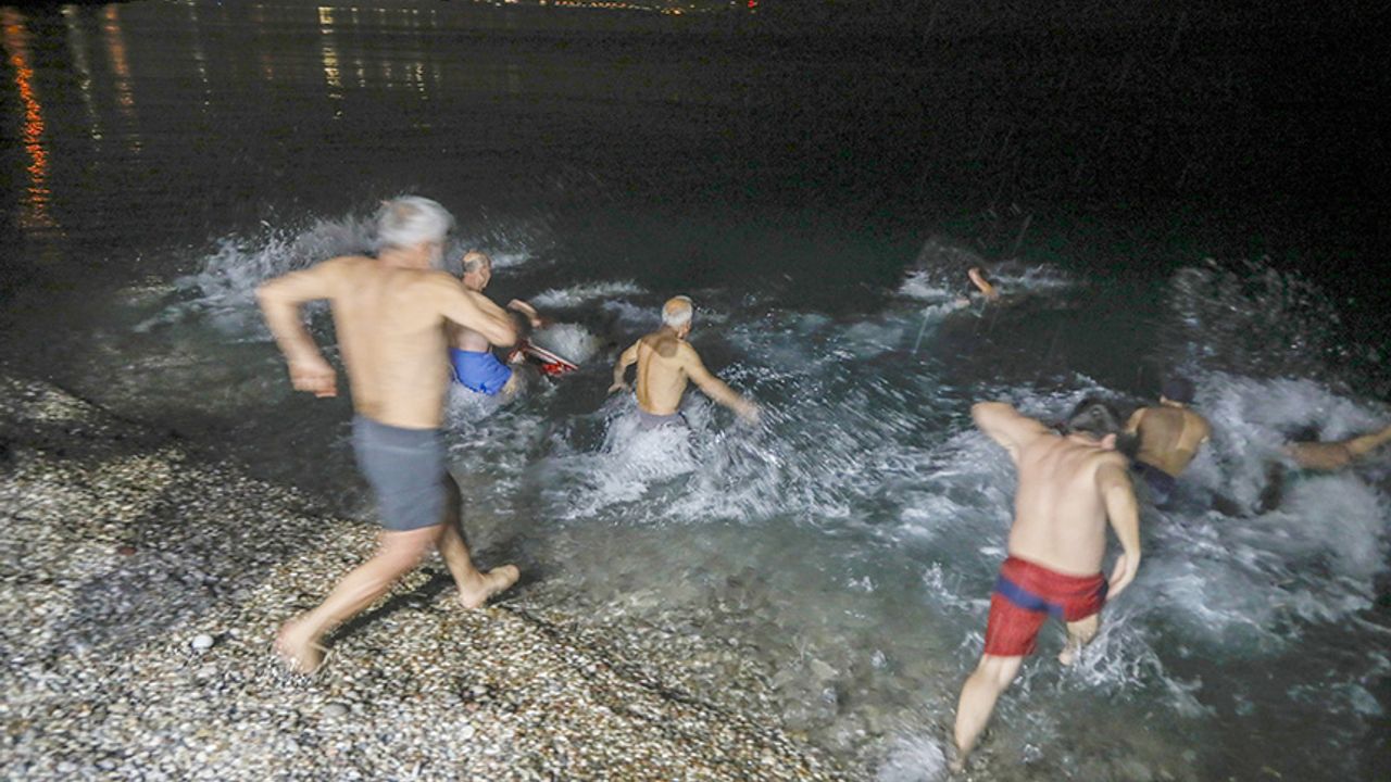 Antalya’da Gelenek Bozulmadı, Yeni Yılı Denizde Karşıladılar