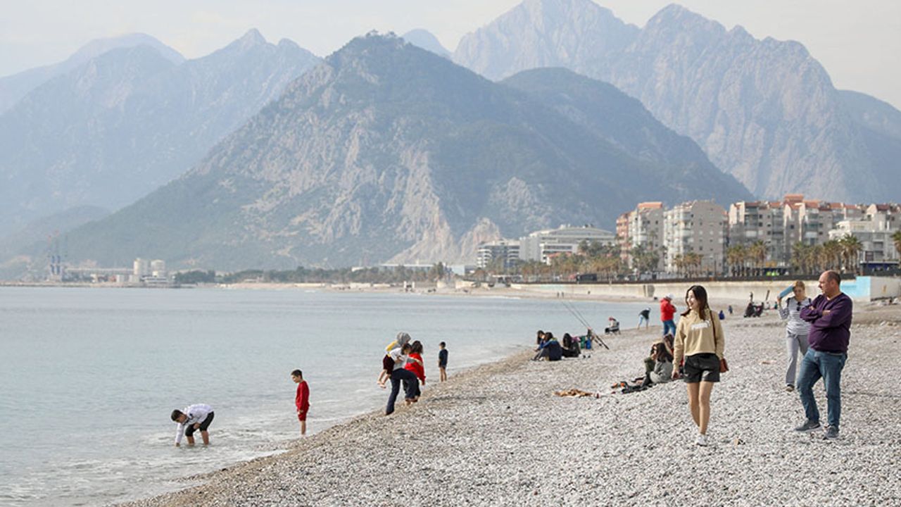Ortalama Sıcaklığın 11 Derece Üzerine Çıkan Antalya, Ülkenin En Sıcak Yeri Oldu