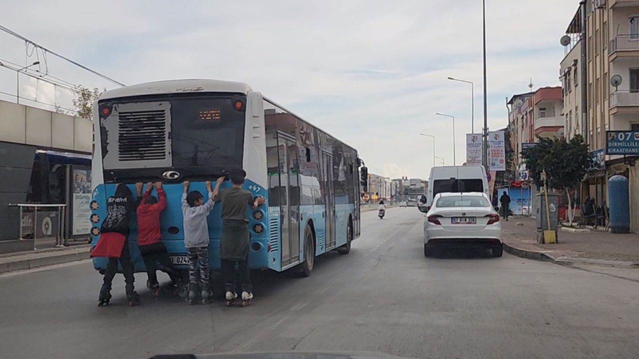 Otobüse Tutunan Patenli Çocuklara 'Tekmeli' Uyarı