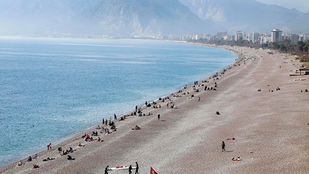 Denizin, Havadan Sıcak Olduğu Antalya'da Sahiller Doldu