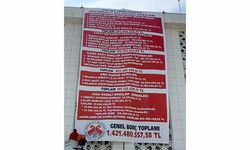 CHP'li Yönetim, Önceki CHP'li Yönetimin Borçlarını Belediye Binasına Astı