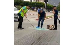 Trafik Polisi Yoldaki Cam Kırıklarını Temizledi