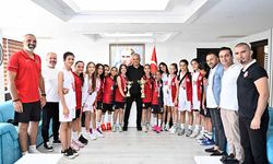 Şampiyon Kızlar Başkan Uysal'ı Ziyaret Etti