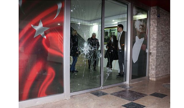 Antalya'da CHP İl Binasına Taşlı Saldırı