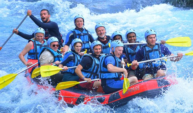 Antalya'da Sezon Uzadı, Rafting Yapan Turist Sayısı 1 Milyonu Geçti