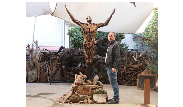 Filistin İçin Sedir Ağacından 'Semaya Bakan' İnsan Heykeli Yaptı