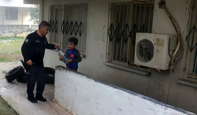 Küçük Çocuk, Yangın Söndürme Çalışması Sırasında Bidonla Su Taşıdı