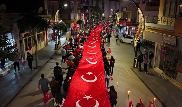 200 Metrelik Bayrakla Fener Alayı