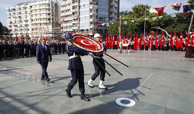 Atatürk Anıtı'na 100. Yıl Çelengi
