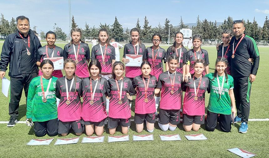 Hacı Mustafa Bankoğlu Ortaokulu Yıldız Kız Futbol Takımı bölge şampiyonu oldu.