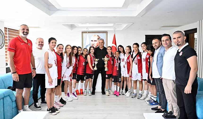 Şampiyon Kızlar Başkan Uysal'ı Ziyaret Etti